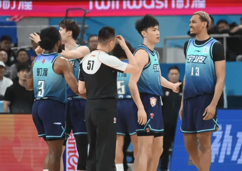 开云-官方：宁波男篮现场观众向场内投掷烟盒杂物，核减经费3万元